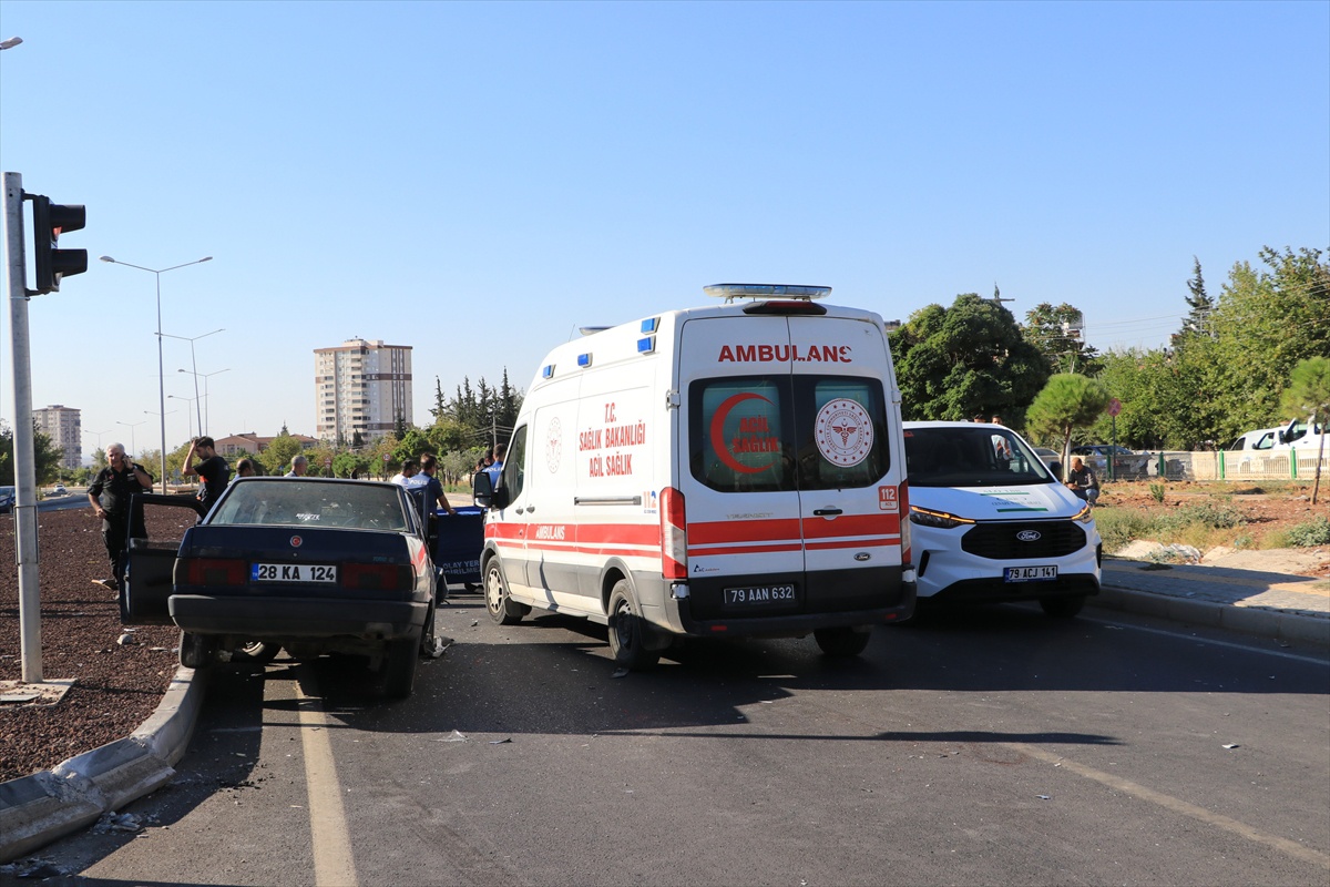 Kilis\'te otomobille çarpışan motosiklet sürücüsü kaza yerinde hayatını kaybetti