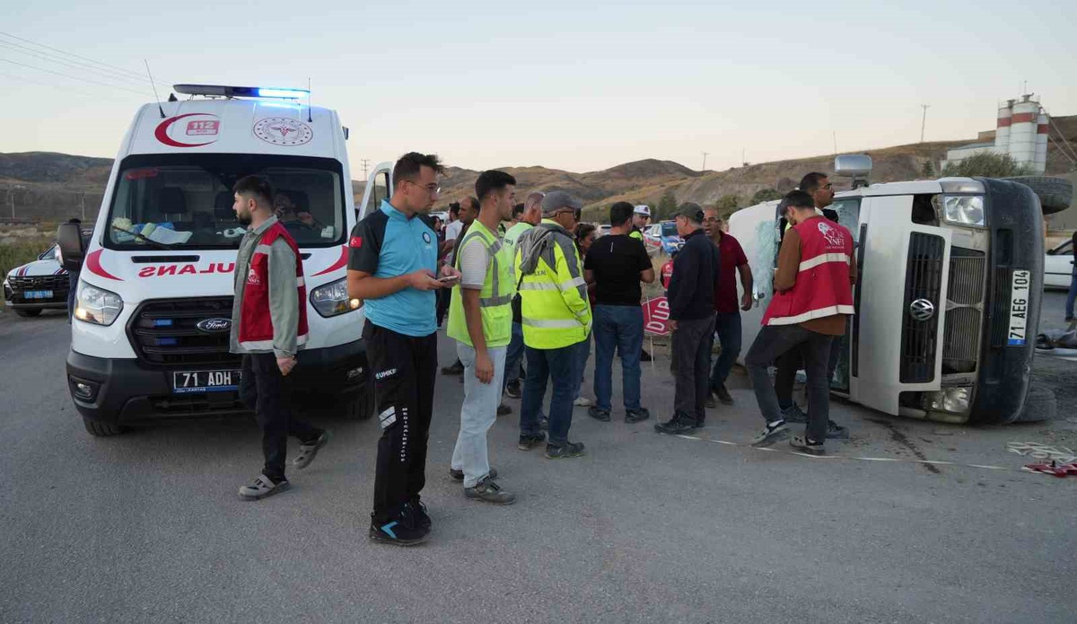 Kırıkkale Yahşihan'da işçi servisi ile otomobil çarpıştı, 14 kişi yaralandı