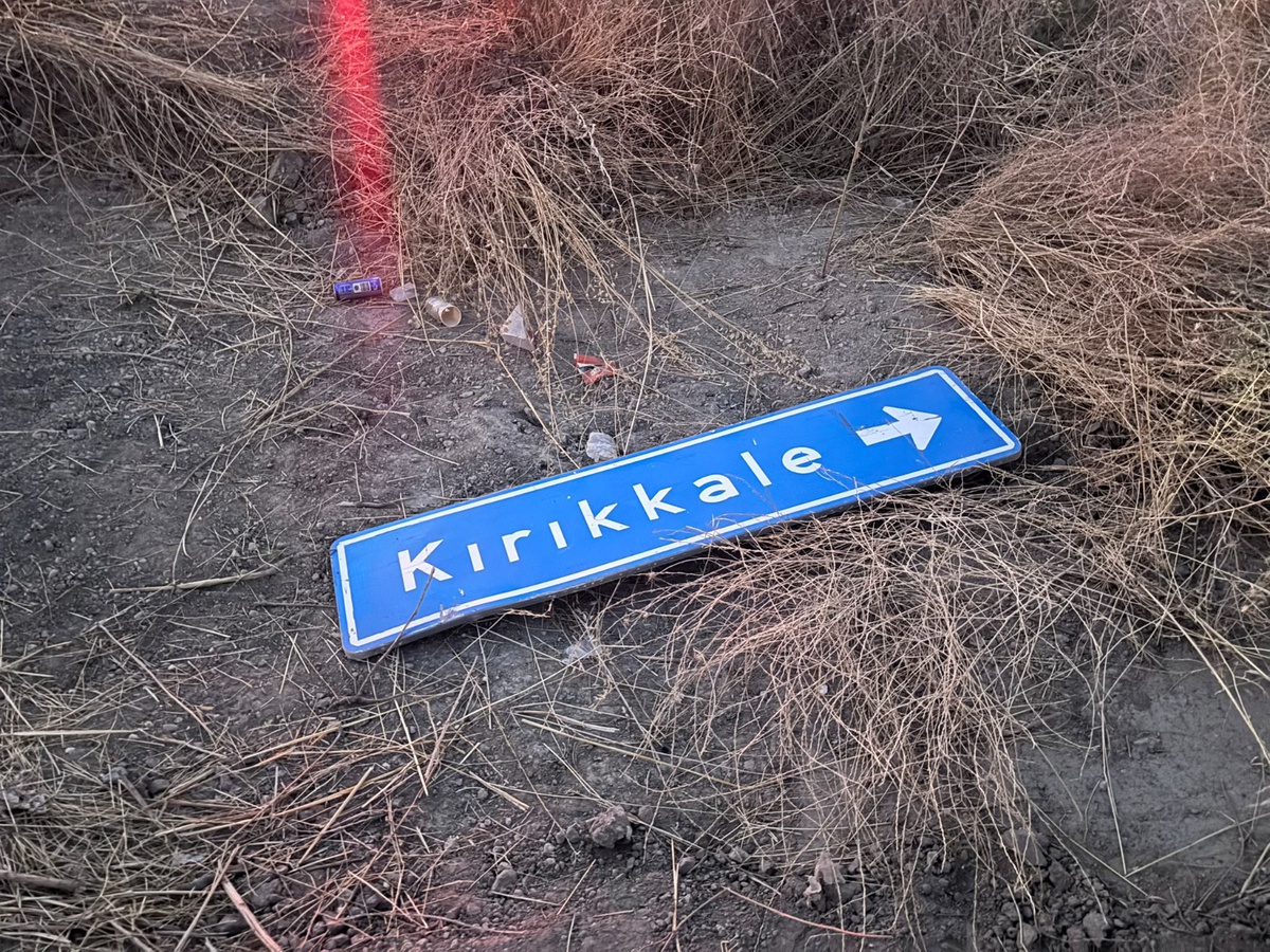 Kırıkkale Yahşihan\'da servis minibüsü ile otomobil çarpıştı, 14 kişi yaralandı