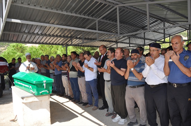 Girne açıklarında batan gemide yaşamını yitiren Şerif Özdemir, Silifke'de defnedildi