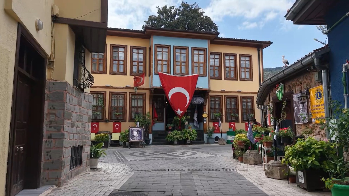 Bursa\'da Zeki Müren\'e ilham veren 300 yıllık manolya butik otel bahçesinde yaşatılıyor
