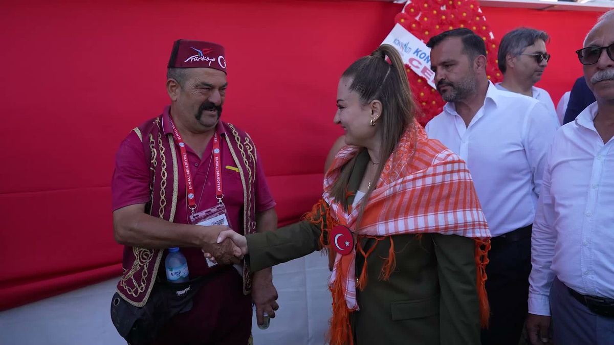 Kurtdere\'de kavga eden başpehlivanlar Taş ve Aktürk, Elmalı\'da barıştı