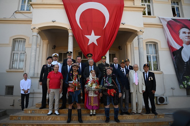 Kuşadası'nın düşman işgalinden kurtuluşunun 104'üncü yılı Atatürk Meydanı'nda törenle kutlandı
