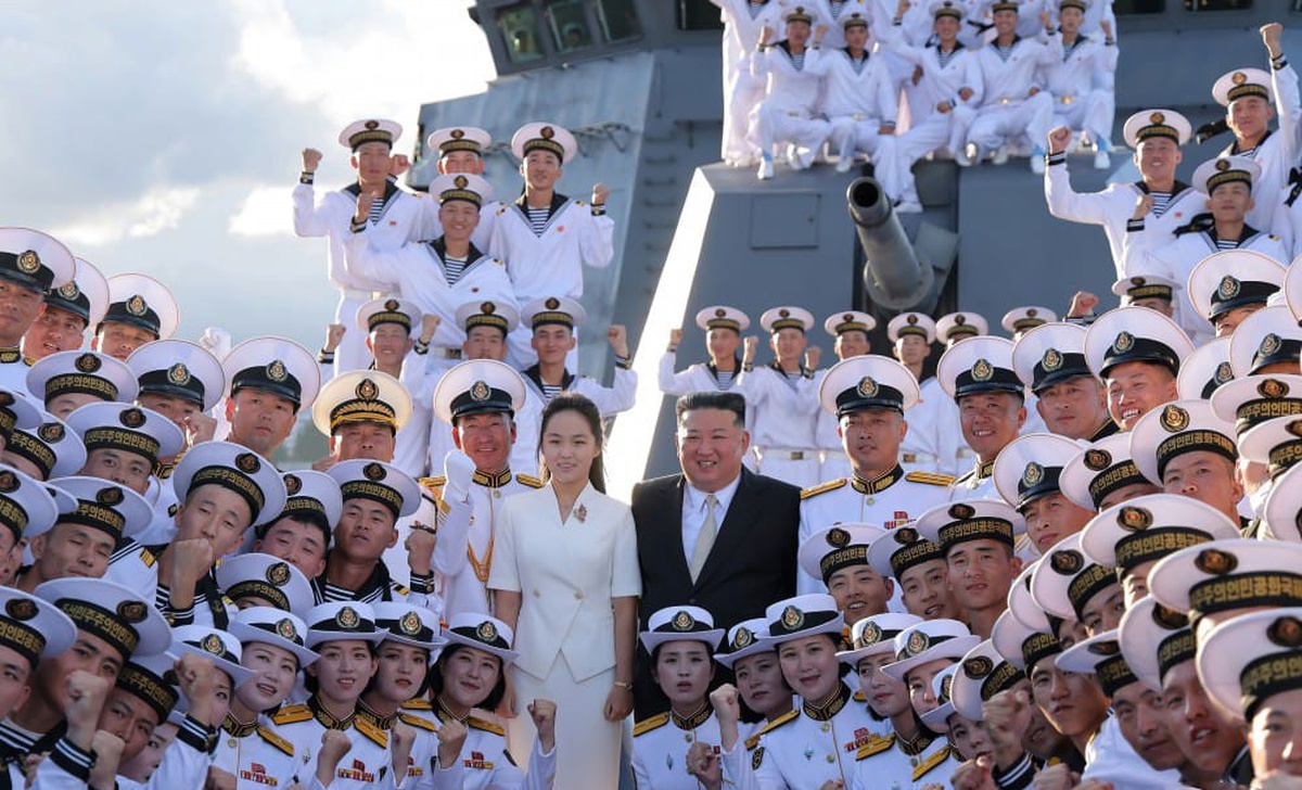 Kuzey Kore nükleer kapasiteli savaş gemisi Kang Kon\'u Kim Jong-un\'un katılımıyla hizmete aldı