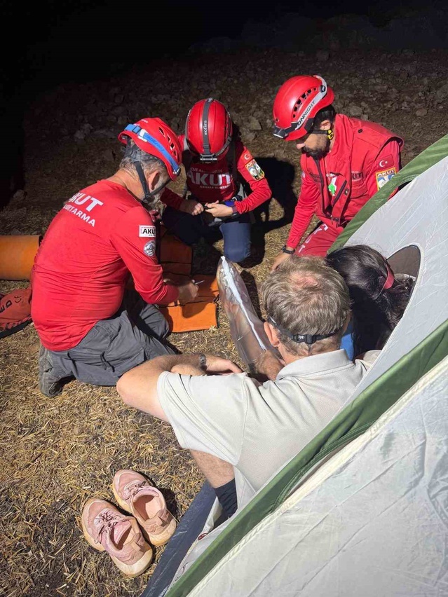 Antalya Likya'da ayağı burkulan Rus turist ekiplerce kurtarıldı