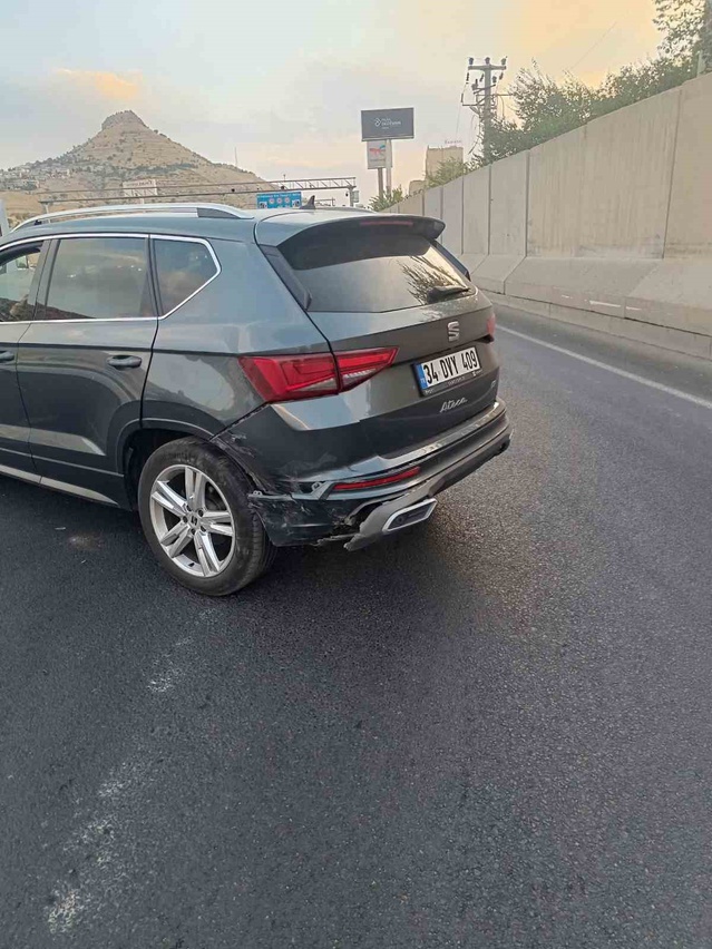 Mardin Artuklu'da iki otomobil çarpıştı, maddi hasar oluştu