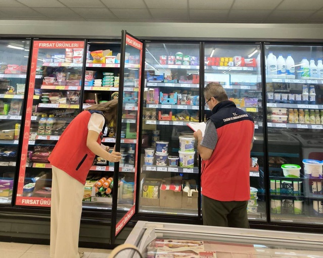 Afyonkarahisar'da marketlerde TÜFİS için tarım ürünleri fiyat takibi yapıldı