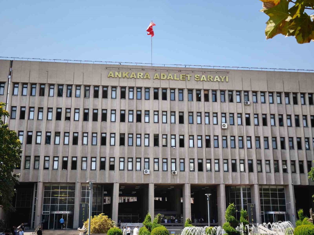 Melih Gökçek\'in oğlu ve gelini, kayıt dışı para soruşturmasında Ankara Adliyesi\'nde ifade verdi