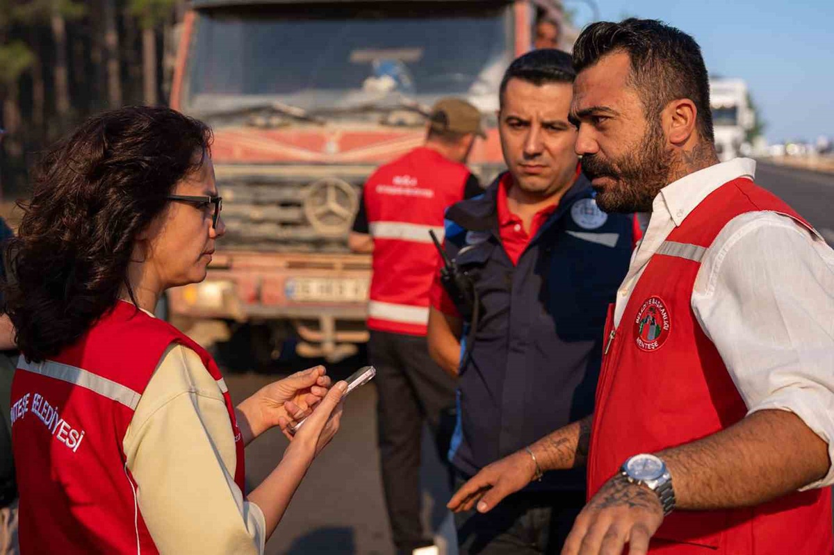 Menteşe\'de orman yangınına Gonca Köksal Aras\'ın belediyesi 4 su tankeriyle destek verdi