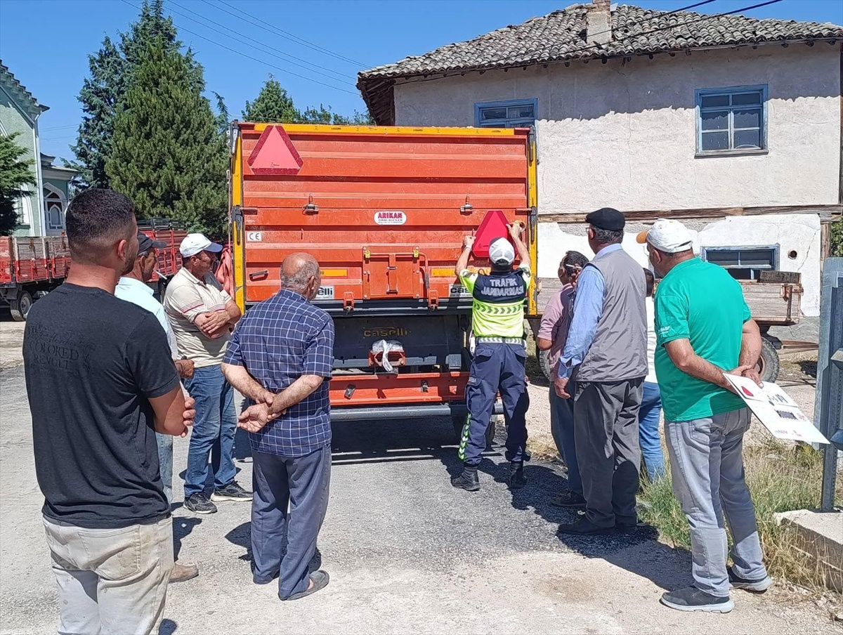 Merzifon\'da traktör sürücülerine \'Reflektör Tak, Görünür Ol\' eğitimi verildi