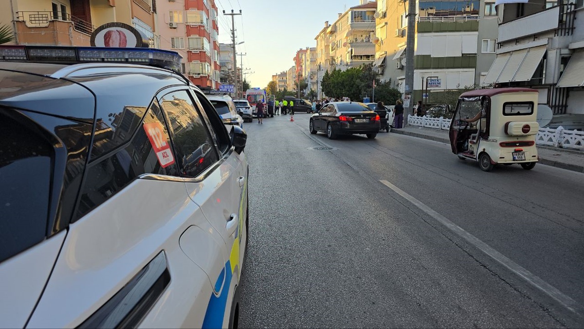 Bursa Mudanya\'da motosiklet yayaya çarptı, 2 kişi yaralandı