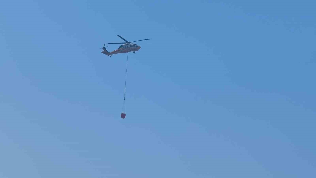 Muğla\'da orman yangını için 15 helikopter ve 7 uçakla hava müdahalesi sürüyor