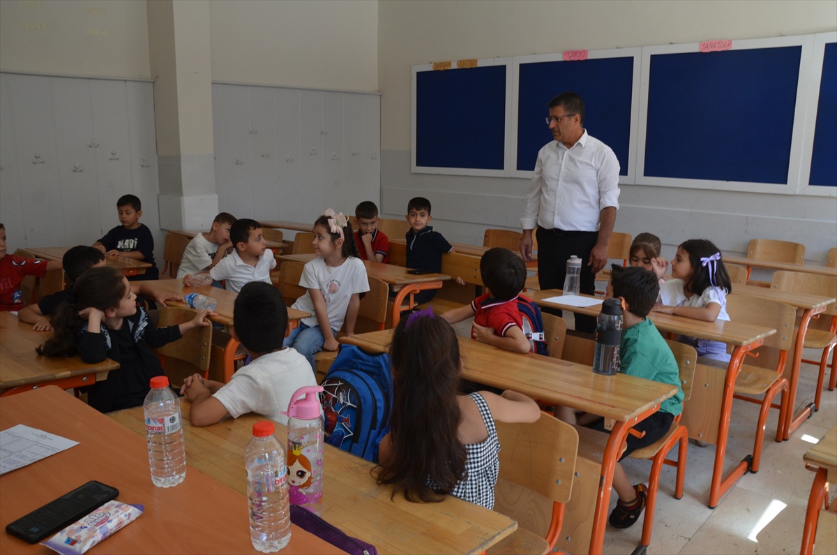 Muş\'ta öğrenciler okula uyum haftasıyla ders başı yaptı, okullar şenlendi