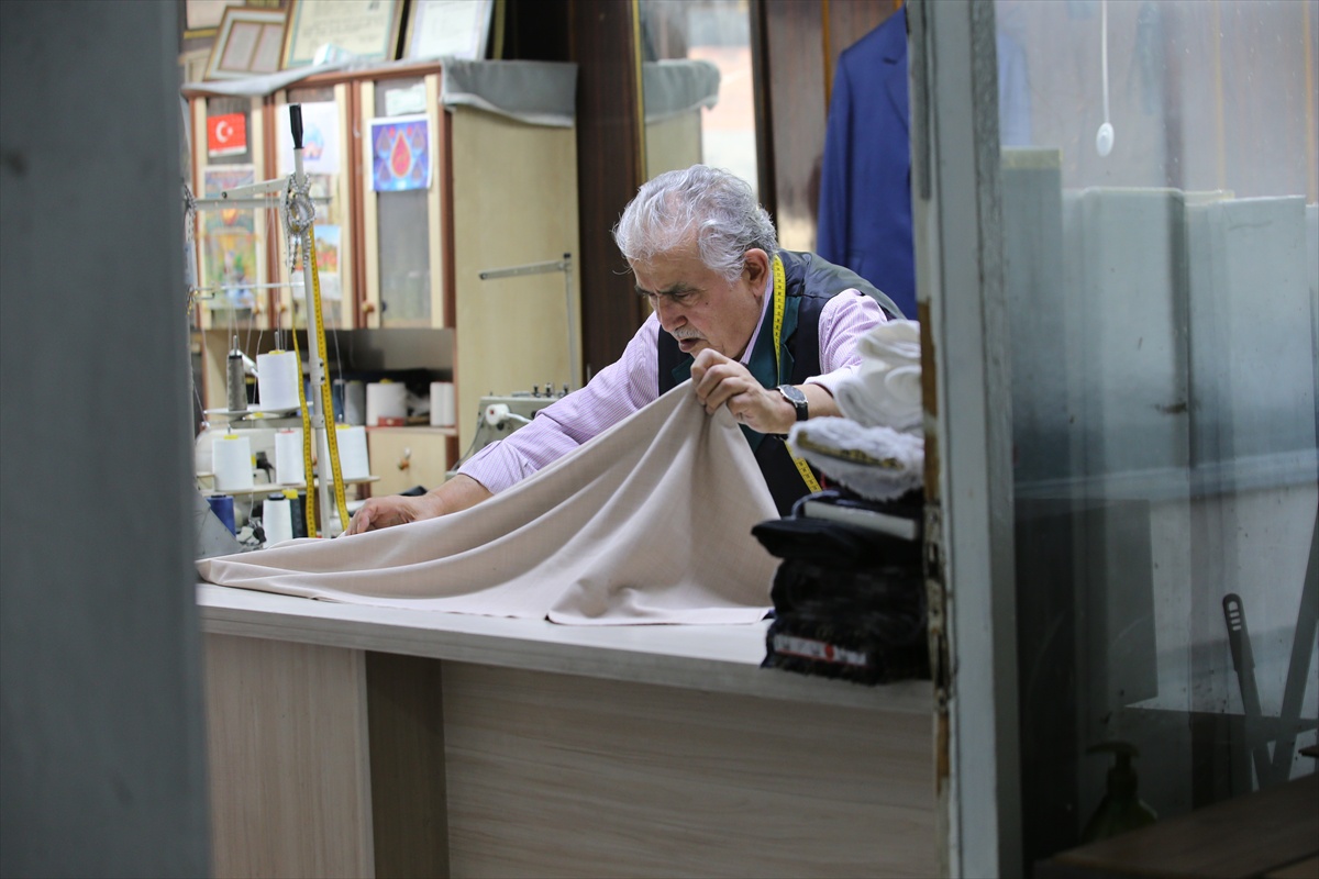 Karabük\'te 86 yaşındaki terzi Mustafa Zeren, 66 yıldır mesleğini son nefesine kadar sürdürüyor