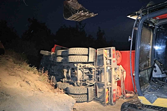 Adana Karaisalı'da orman yangınına müdahale eden arazöz devrildi, 2 kişi yaralandı