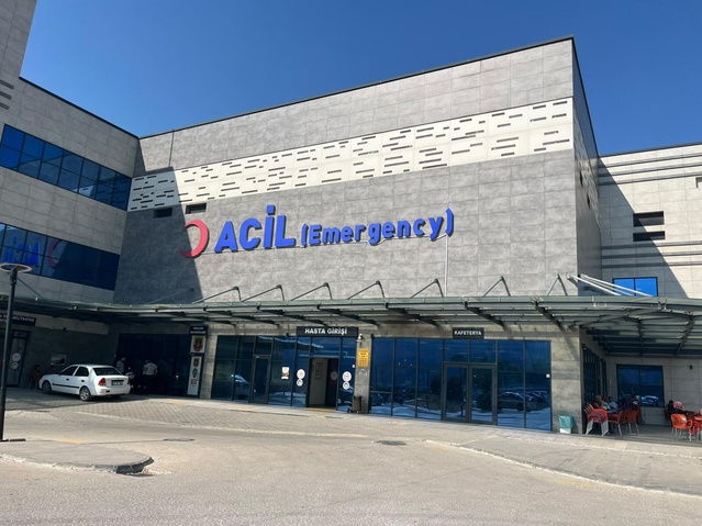 Muğla'nın Seydikemer ilçesinde refüje çarpan otomobildeki 2 kişi hayatını kaybetti