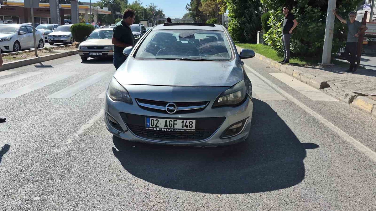 Adıyaman\'da yaya geçidinde kadına otomobil çarptı; yaralı hastaneye kaldırıldı