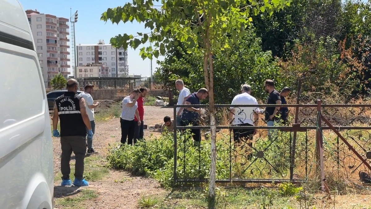 Sokak ortasında husumetlisini tabancayla vurarak öldürdü