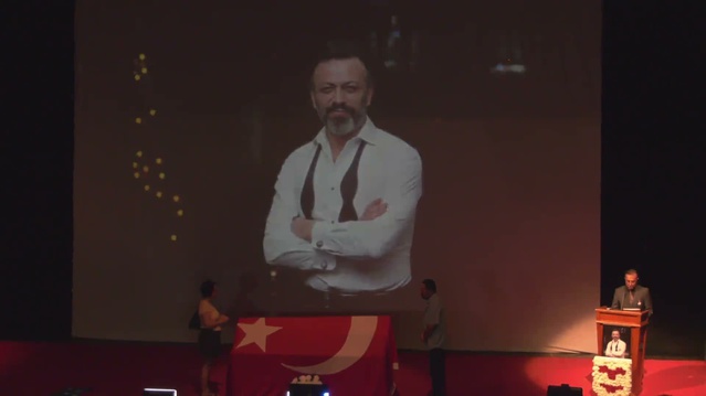 Oyuncu Serhat Mustafa Kılıç için Muhsin Ertuğrul Sahnesi'nde veda töreni düzenlendi