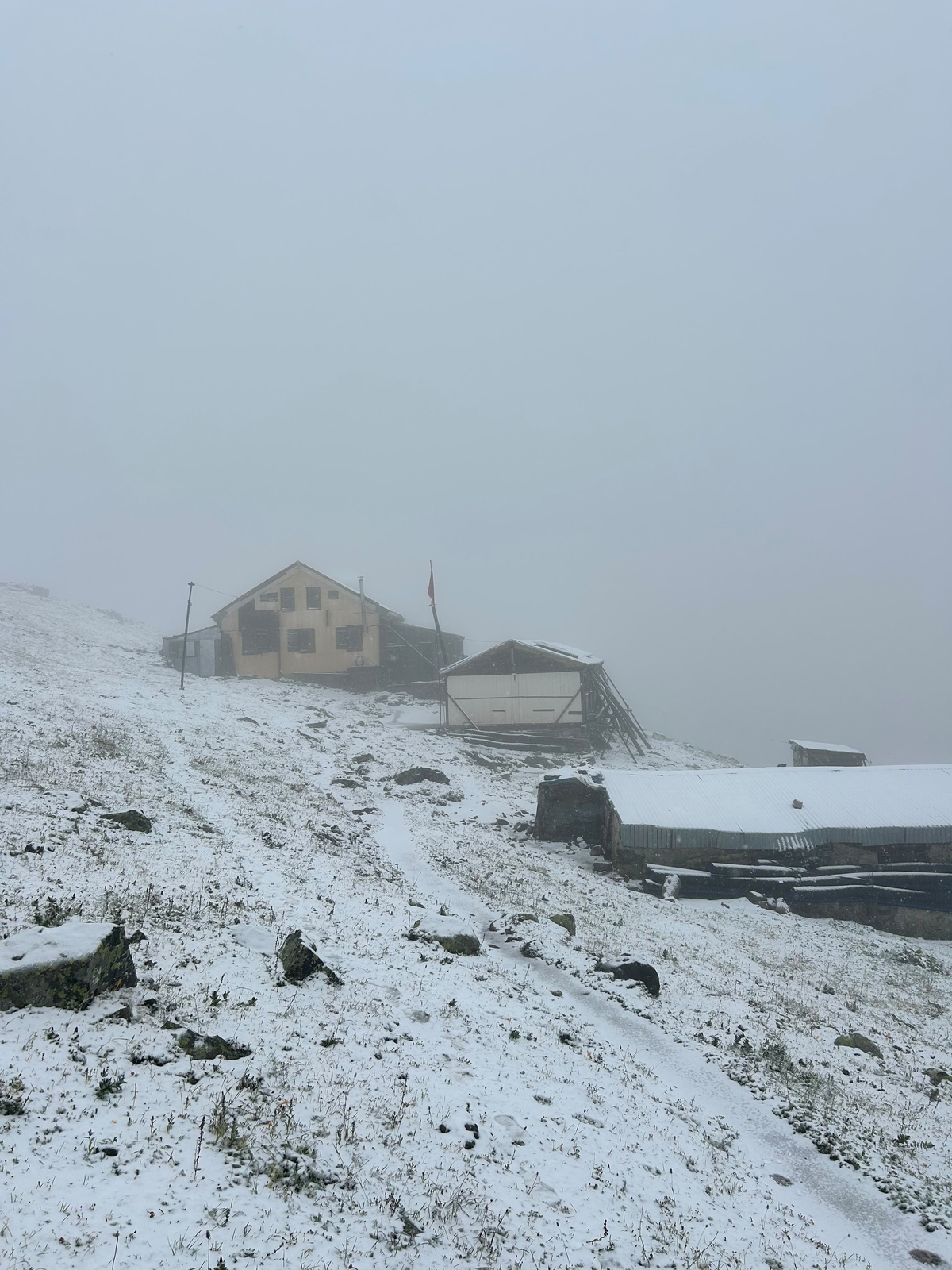 Rize Çamlıhemşin\'de yaylaya kar düştü, yaylacılar köye dönüş için hazırlığa başladı