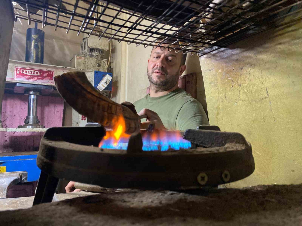 Sivas\'ın son kemik tarak ustası üretimle yaşatıyor