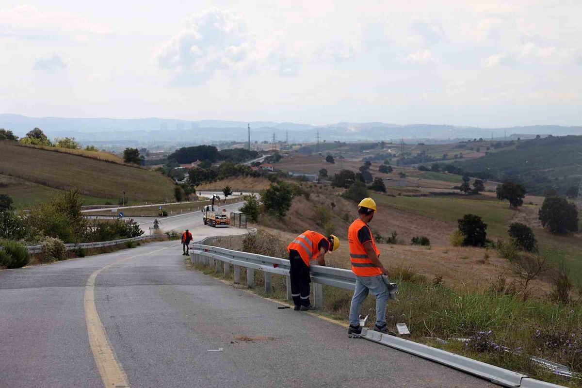 Sakarya\'da 16 ilçede 25 kilometrelik çelik oto korkuluk montajına başlandı