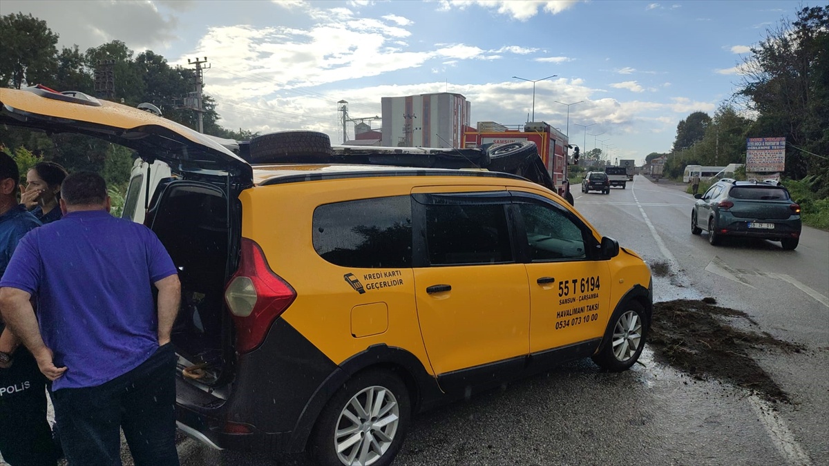 Terme\'de minibüs ve taksi çarpıştı, iki sürücü hafif yaralandı