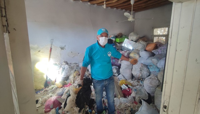 Şanlıurfa Ceylanpınar'da 'çöp ev'den 8 kamyon atık çıkarıldı