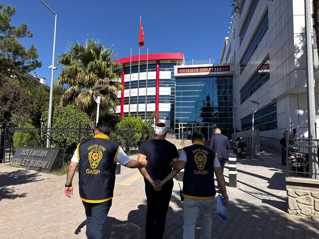 Kadına şiddete engel olmaya çalıştı, bıçaklandı