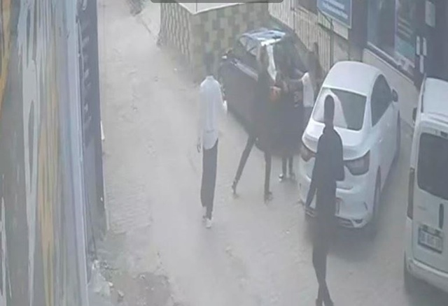 Kadına şiddete engel olmaya çalıştı, bıçaklandı