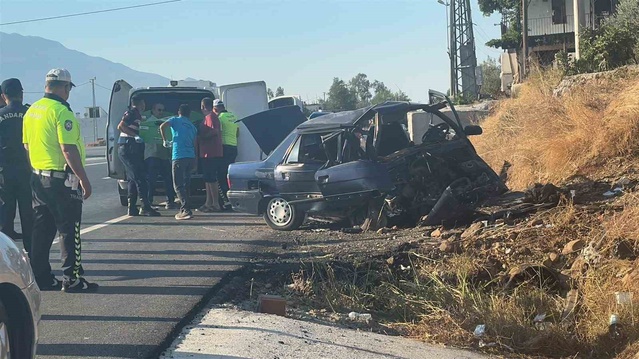 Seydikemer'de kontrolden çıkan otomobil toprak alana çarptı, 2 kişi öldü