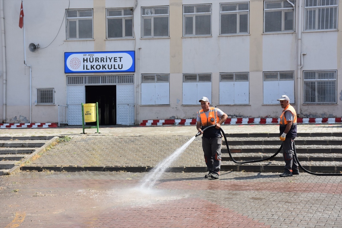 Siirt Belediyesi yeni eğitim yılı öncesi okul bahçelerinde temizlik başlattı