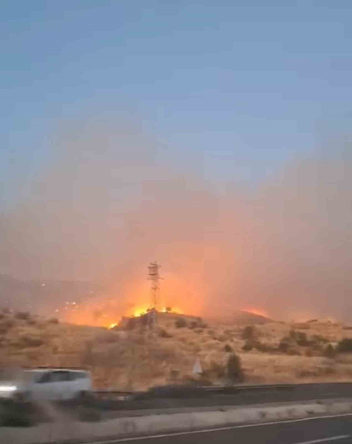 Siirt Baykan'da çıkan otluk yangınında alevler yerleşim yerine yaklaştı