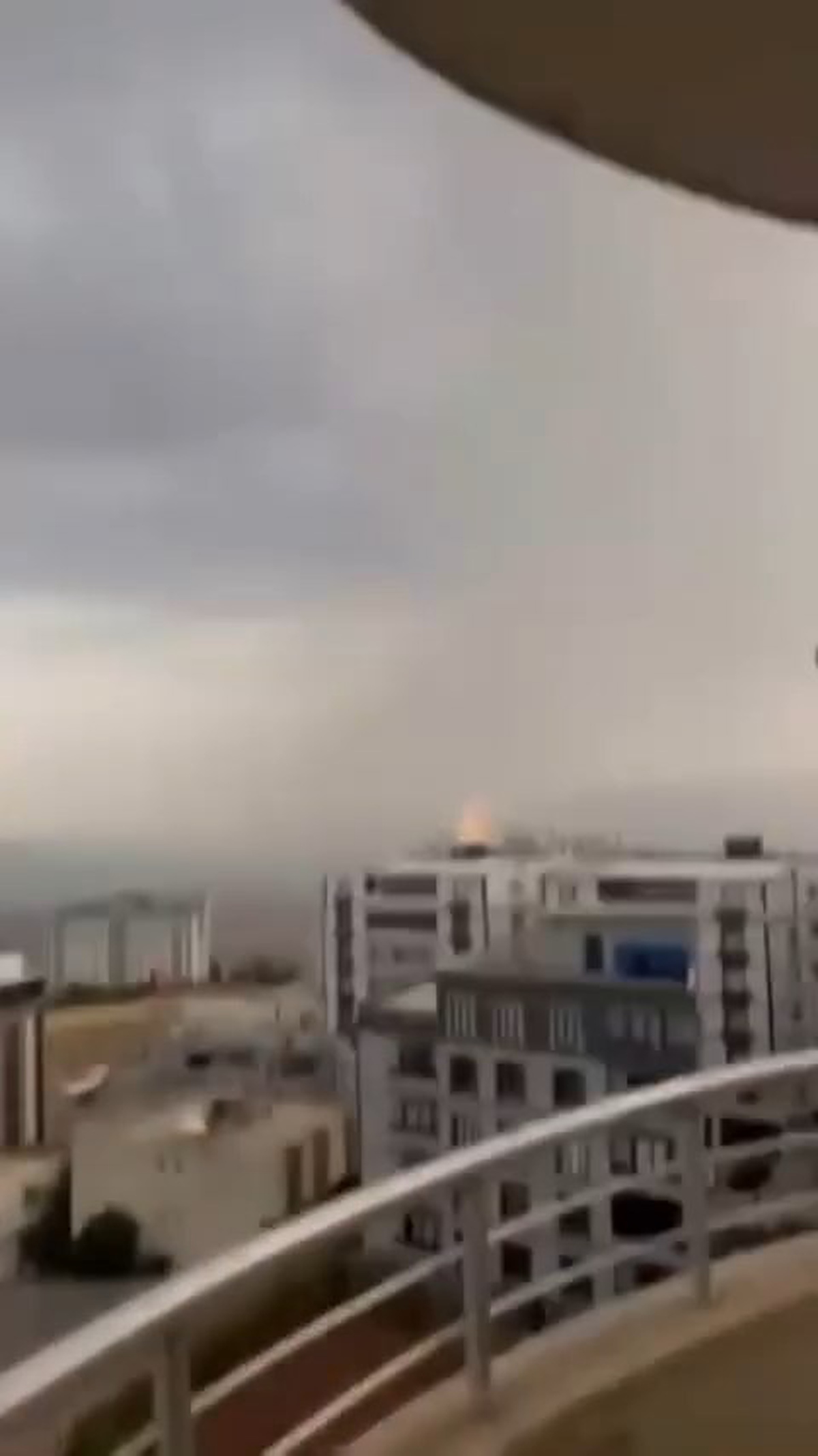 Şırnak\'ta sağanakta 8 katlı binaya yıldırım düştü ve hasar oluştu