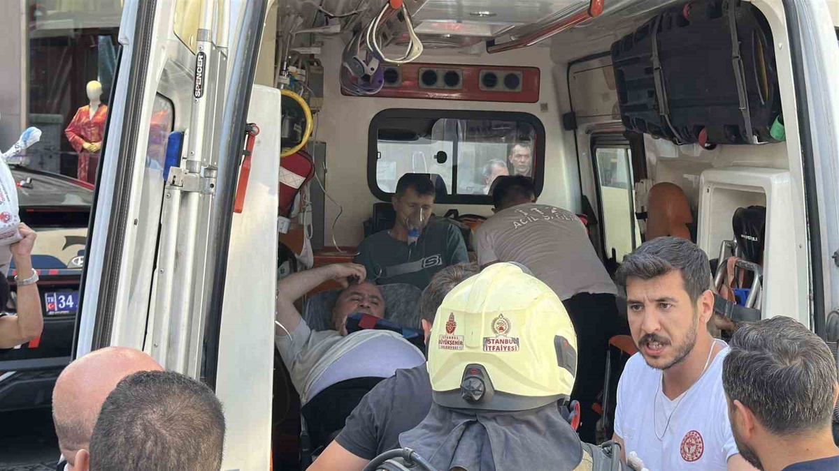Şişli\'de iş yerinde yangın çıktı, dumandan etkilenenler hastaneye kaldırıldı