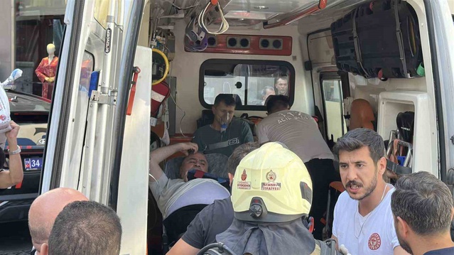 Şişli'de iş yerinde yangın çıktı, dumandan etkilenenler hastaneye kaldırıldı