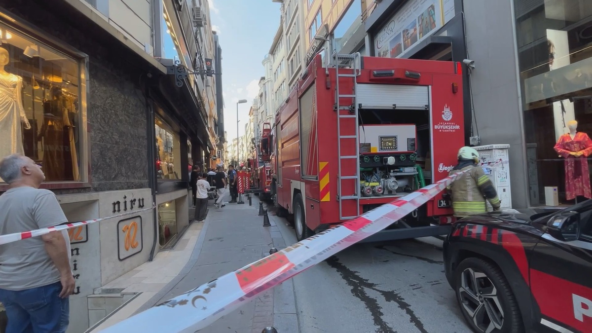 Şişli\'de iş yerinde yangın çıktı, paniğe kapılan kişi birinci kattan atlayarak yaralandı