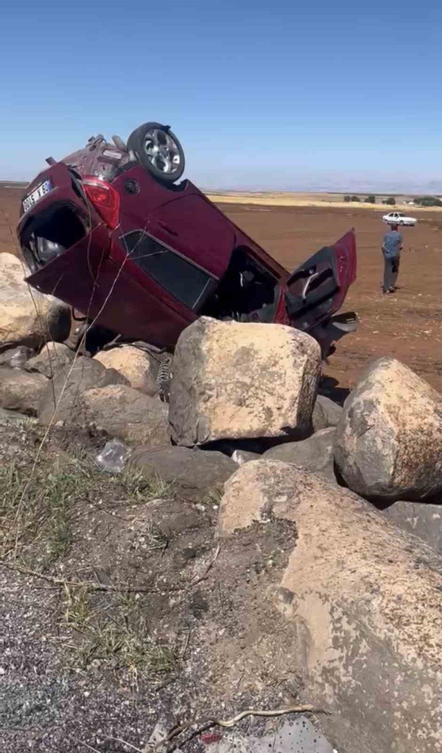 Siverek'te lastiği patlayan otomobil şarampole devrildi, sürücü yaralandı