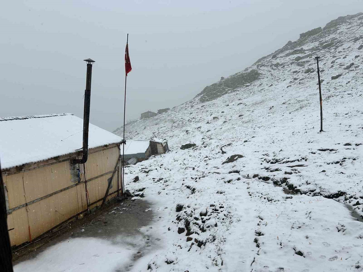 Rize Çamlıhemşin\'de Eylül karı Kaçkar ve Altıparmak Dağları\'nı beyaza bürüdü