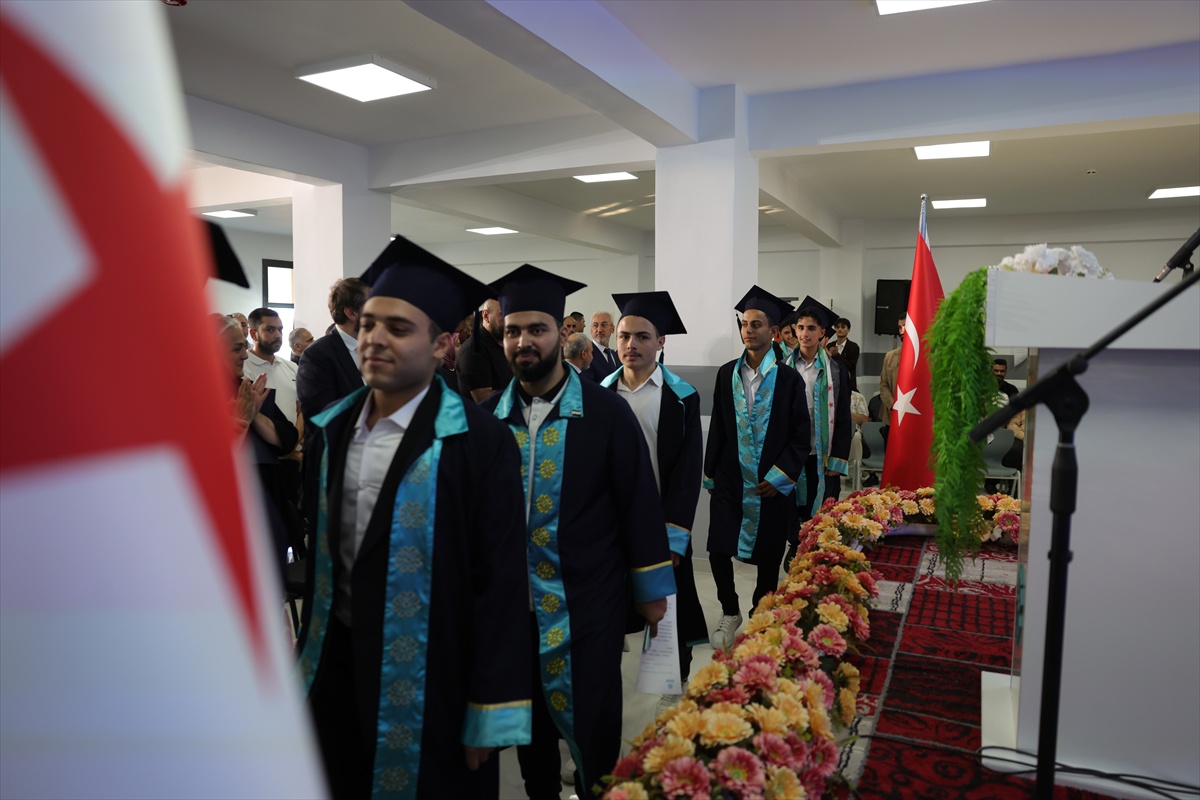 Türkiye Maarif Vakfı\'nın Halep Azez\'deki liselerinden 38 öğrenci mezun oldu