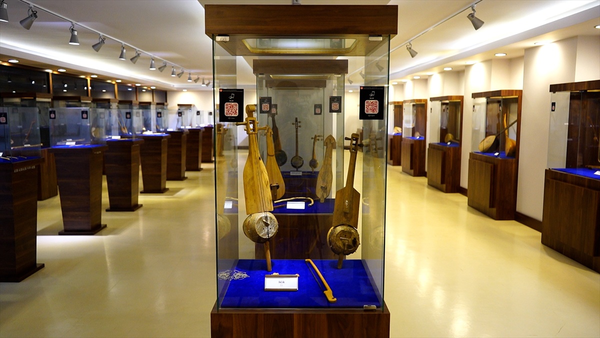 SDÜ merkezinde Teke Yöresi çalgıları korunuyor, ziyaretçiler QR kodla sesleri dinleyebiliyor