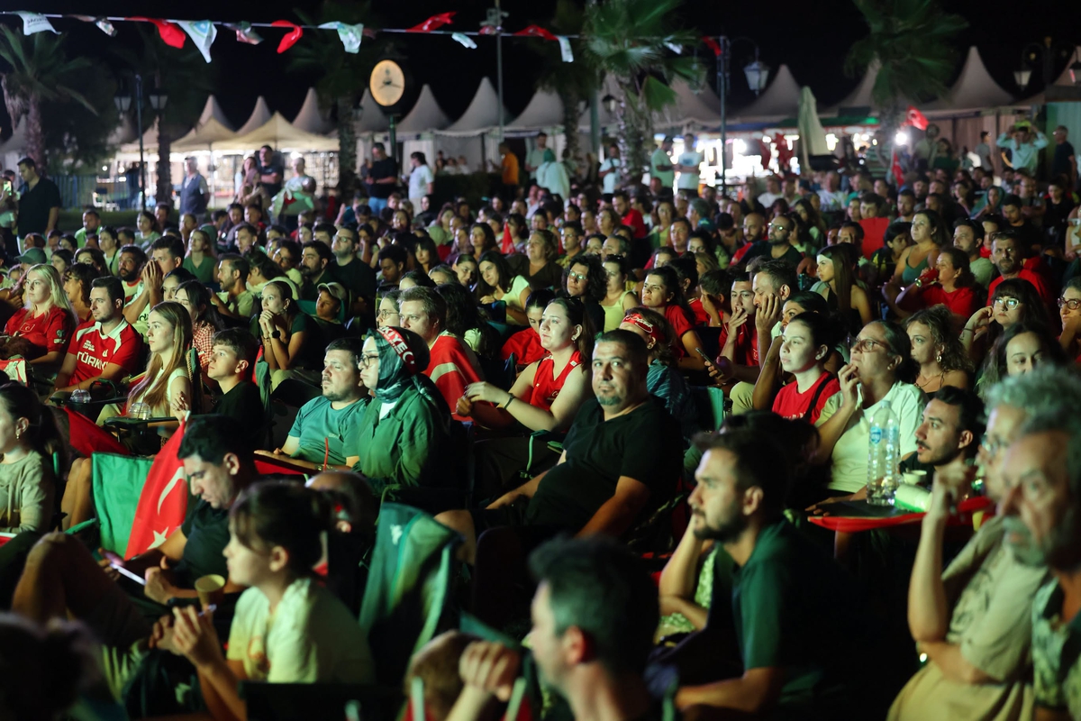 Tekirdağ\'da dev ekranda izlenen finalde Filenin Sultanları\'nın şampiyonluğu coşkuyla kutlandı