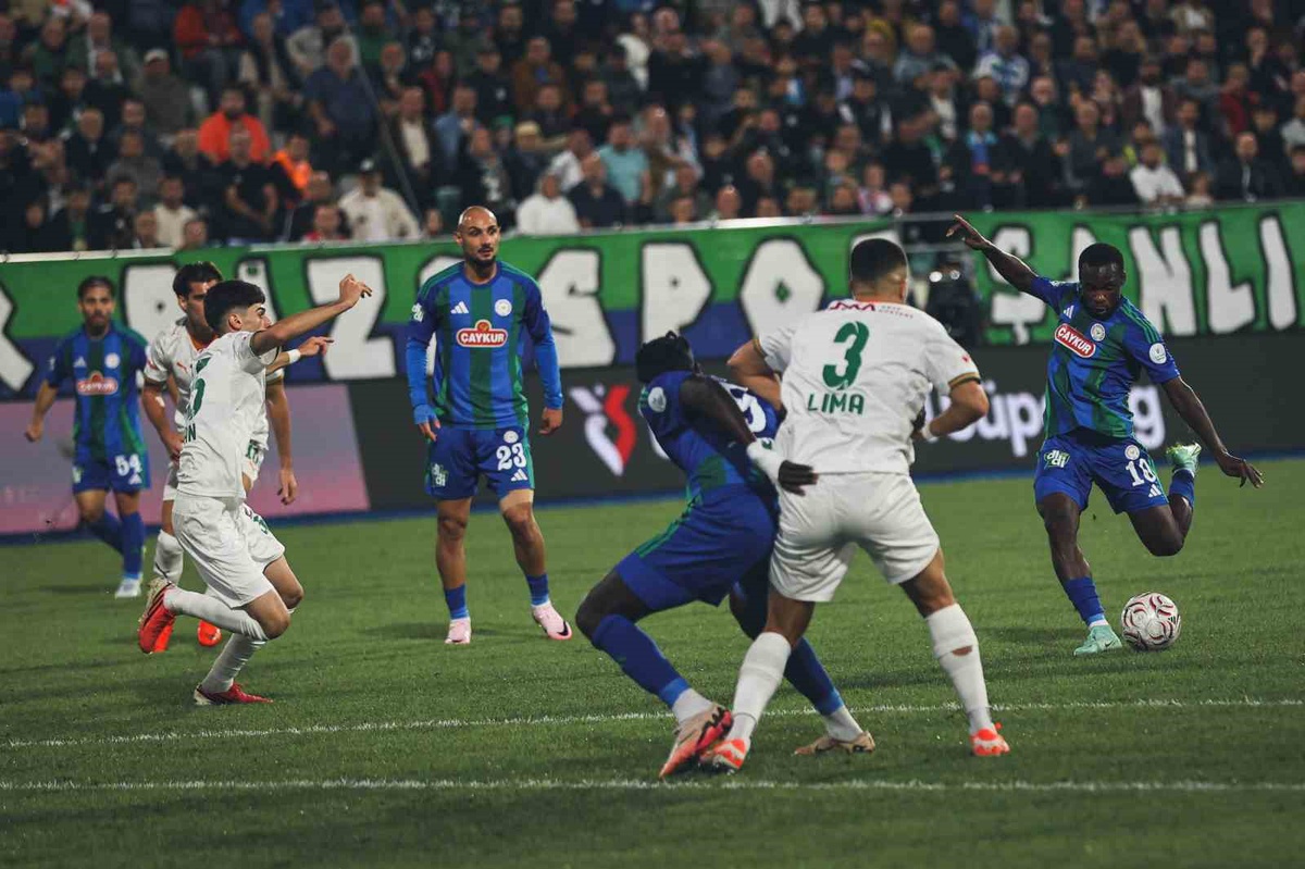 Çaykur Rizespor ile Alanyaspor ilk yarıda golsüz eşitlikle tamamladı