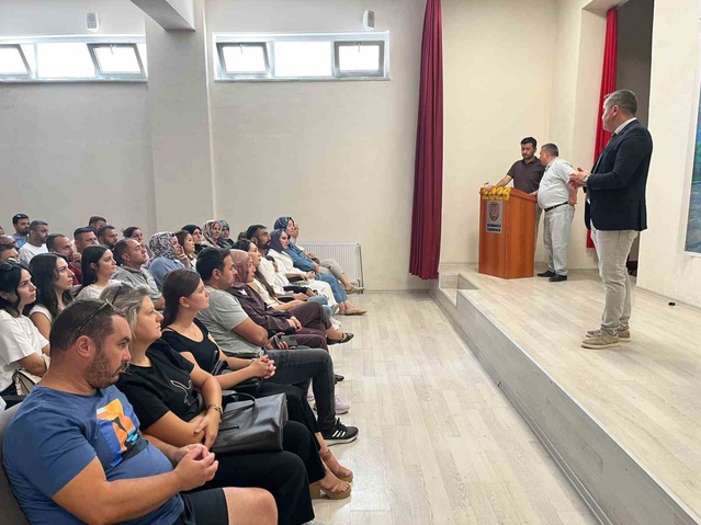 Osmaneli'nde uyum programında ilk derse veliler sıralarda oturarak başladı