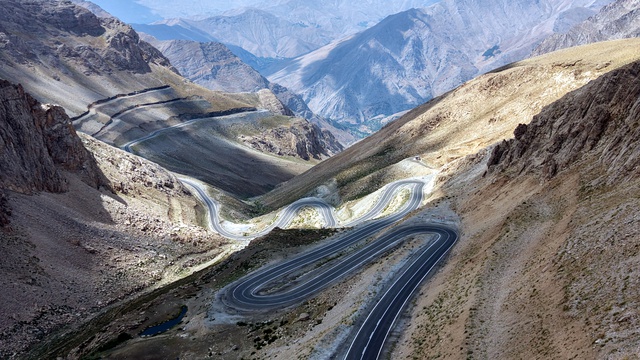 Saatler süren tehlikeli yol tarih oluyor