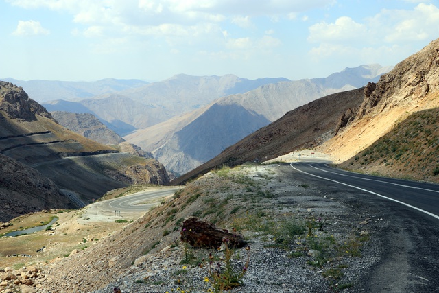 Saatler süren tehlikeli yol tarih oluyor