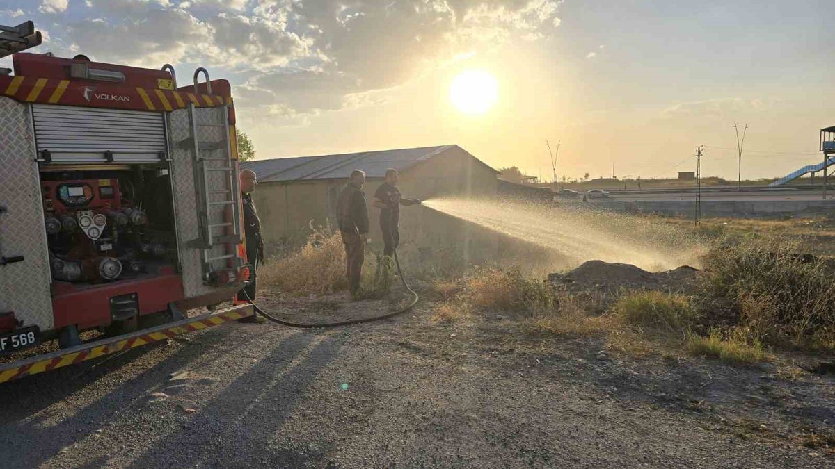 Van Edremit\'te örtü yangını itfaiye ekipleri tarafından söndürüldü