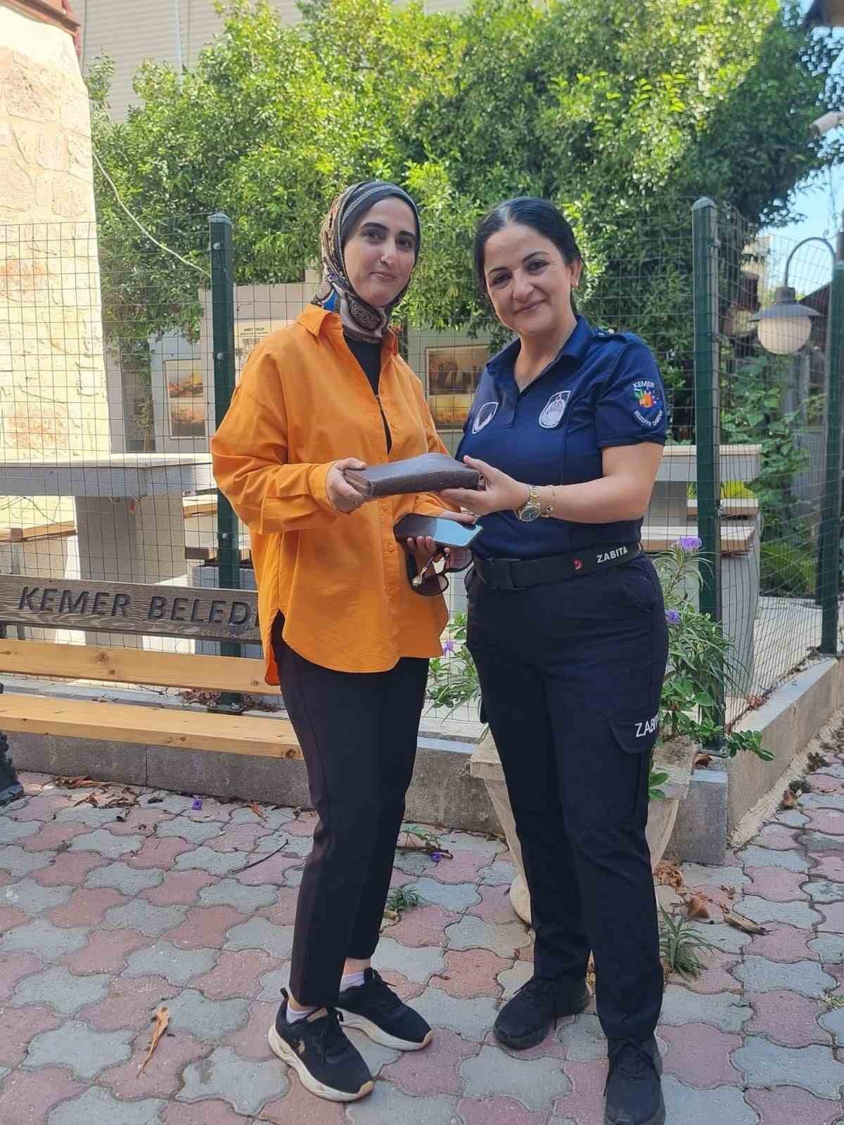 Kemer\'de parkta bulunan cüzdan zabıta ekiplerince sahibi Neziha Kılınç\'a teslim edildi