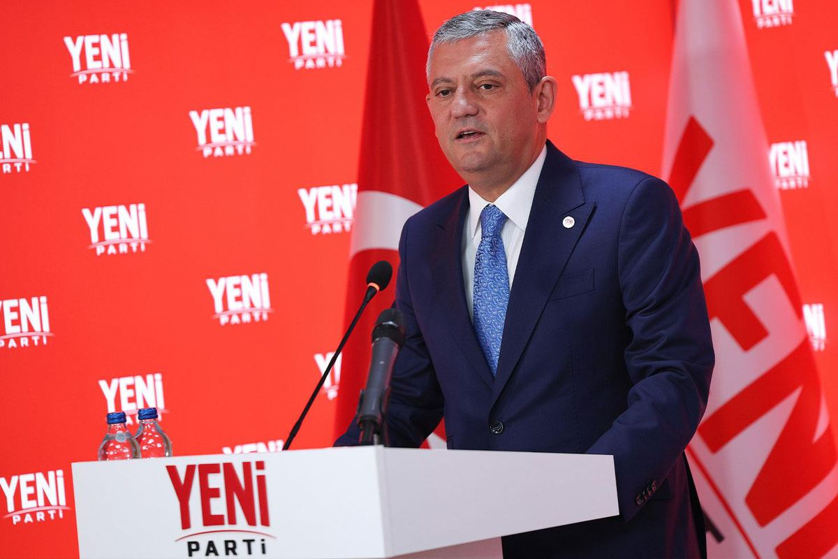 Özgür Özel DEM Parti eş genel başkanları Bakırhan ve Hatimoğulları\'nı telefonla tebrik etti