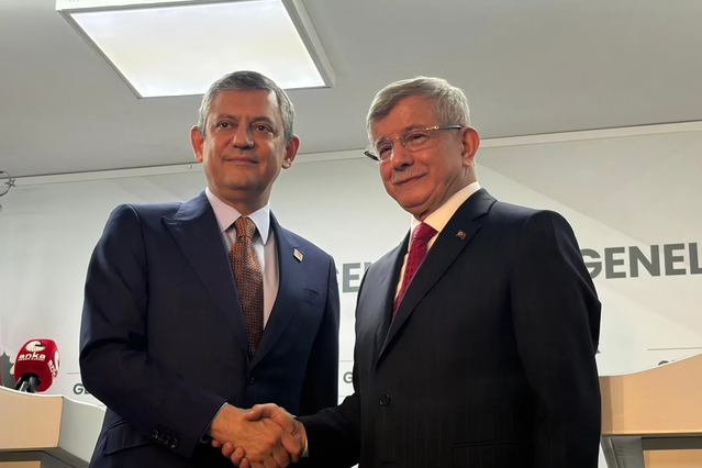 Özgür Özel, hakkında soruşturma başlatılan Ahmet Davutoğlu'nu arayıp dayanışma iletti